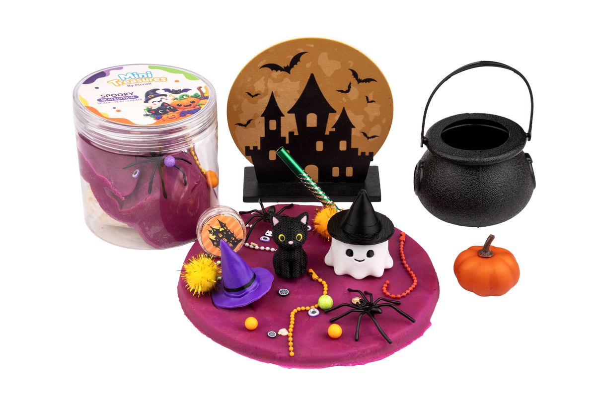 Spooky tub opened beside a cauldron, a pumpkin and a little haunted-house card